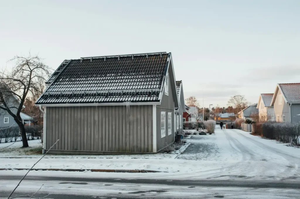 s krare tak i vinter s v ljer du r tt sn rasskydd och takbrygga f r villan