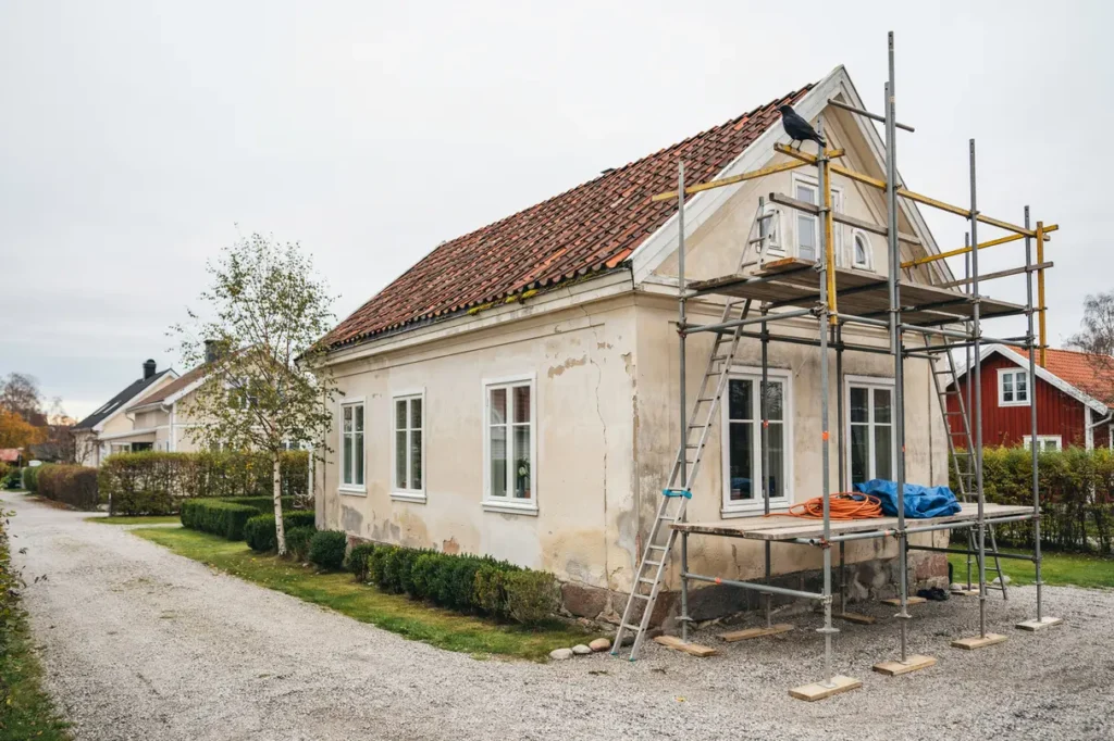 hyra och montera byggst llning till villan s g r du fasadjobb och takarbete s krare och smidigare